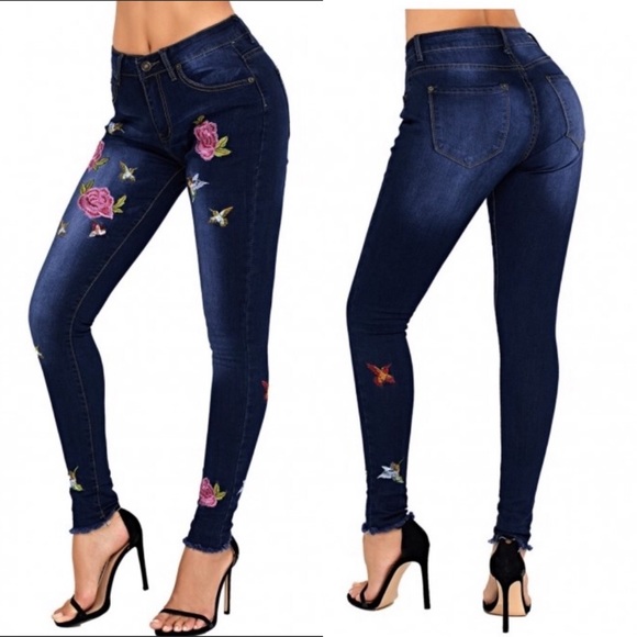 🔥 Rose Embroidered Frayed Ankle Skinny Jeans - Picture 2 of 5